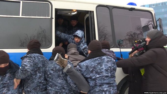 Încă 1.700 de oameni au fost arestaţi la Almatî