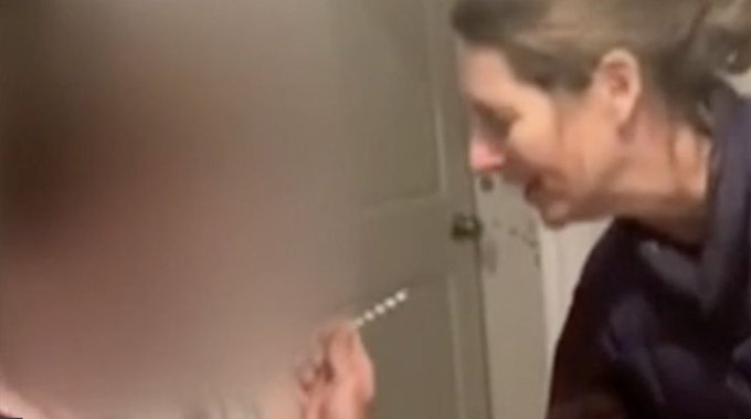 Profesoară ARESTATĂ după ce a vaccinat ‘de capul ei’ un elev (VIDEO)