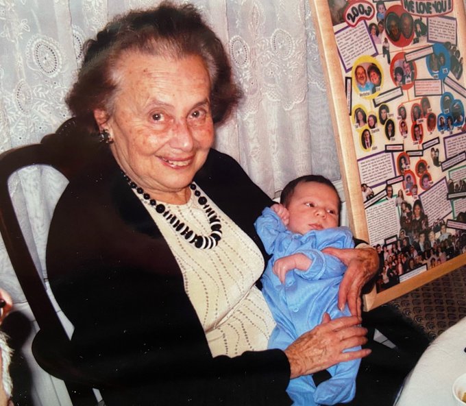 O supravieţuitoare a Holocaustului a devenit străbunică pentru a 35-a oară