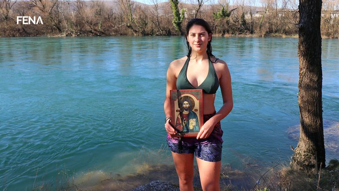 Pentru prima dată, o fată a prins crucea aruncată în apă de Bobotează
