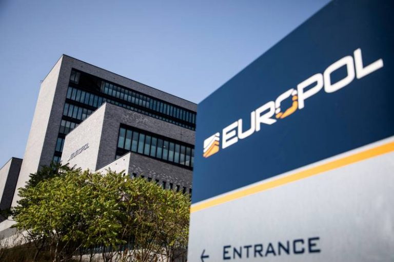 Europol anunță destructurarea unei reţele de traficanţi de droguri care acţiona în Italia şi Albania