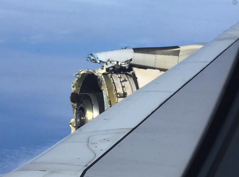 Clipe de GROAZĂ în timpul unui zbor transatlantic. Motorul avionului a explodat deasupra oceanului – VIDEO