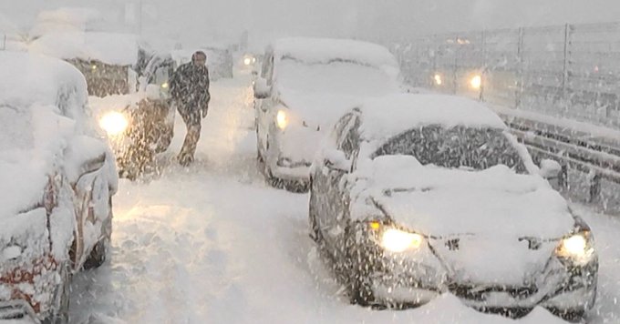 Haos în trafic, întreruperi de electricitate şi decese din cauza căderilor de zăpadă în Cehia, Slovacia şi Polonia