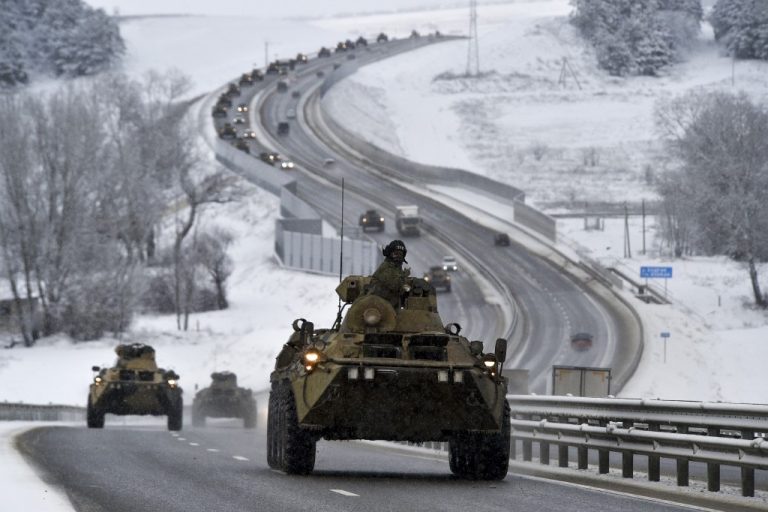 Rusia continuă să concentreze trupe în apropiere de frontiera cu Ucraina