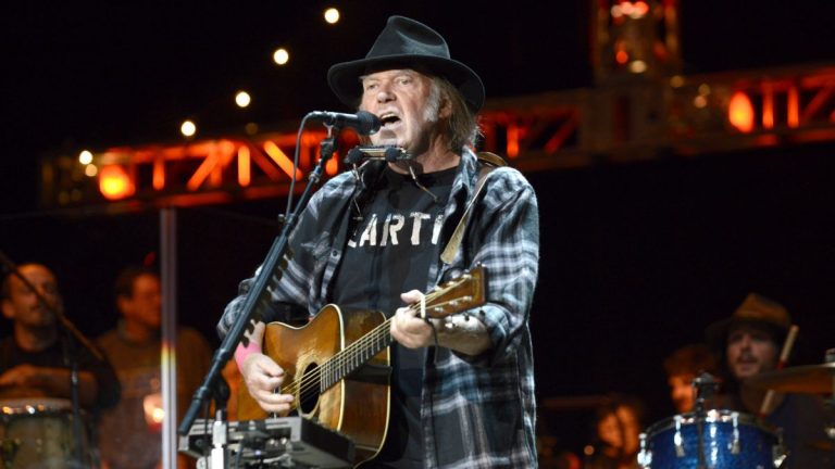 Neil Young şi-a retras toată muzica de pe Spotify
