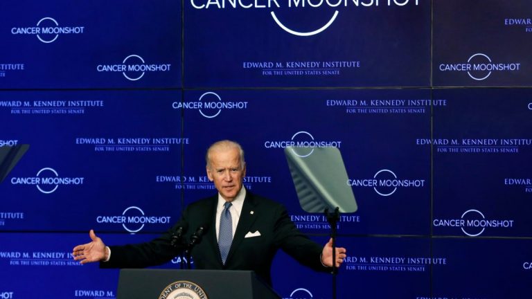Joe Biden reia o iniţiativă a lui Obama de luptă împotriva cancerului
