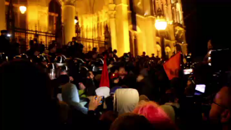 BUDAPESTA: Câteva mii de persoane au protestat faţă de politicile Guvernului Viktor Orban