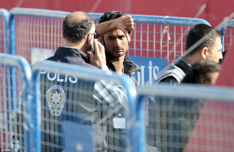 Turcia: 57 de migranţi pakistanezi, eliberaţi dintr-un subsol din Istanbul, unde erau ţinuţi legaţi
