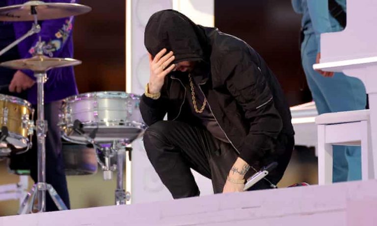 Eminem a îngenuncheat în pauza Super Bowl-ului într-un concert dominat de vedetele hip-hop (VIDEO)