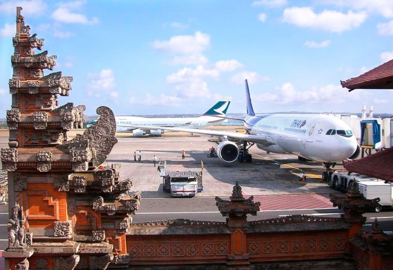 Aeroportul din Bali a fost redeschis. Vântul a schimbat direcţia norului de cenuşă vulcanică