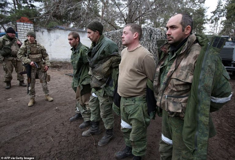 Ucraina îi scoate în faţă pe soldaţii ruşi capturaţi, într-o practică îndoielnică de instrumentalizare a prizonierilor de război