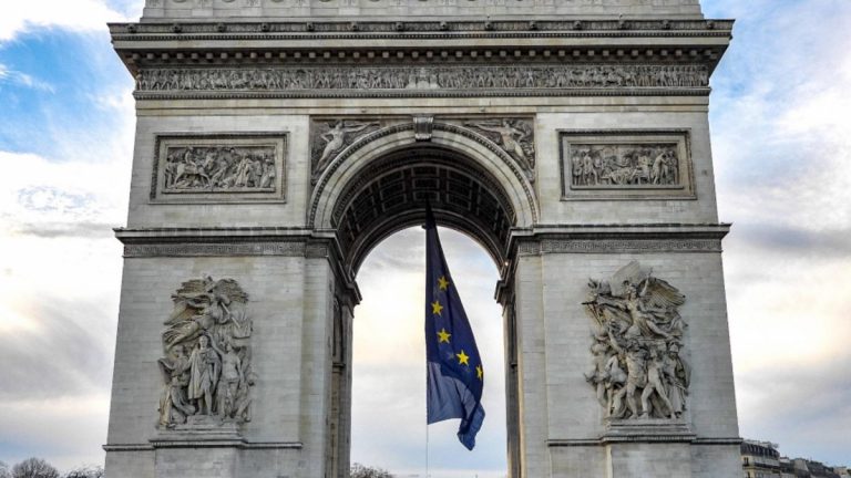 Drapelul Uniunii Europene sub Arcul de Triumf din Paris stârneşte ZÂZANIE în rândul politicienilor francezi