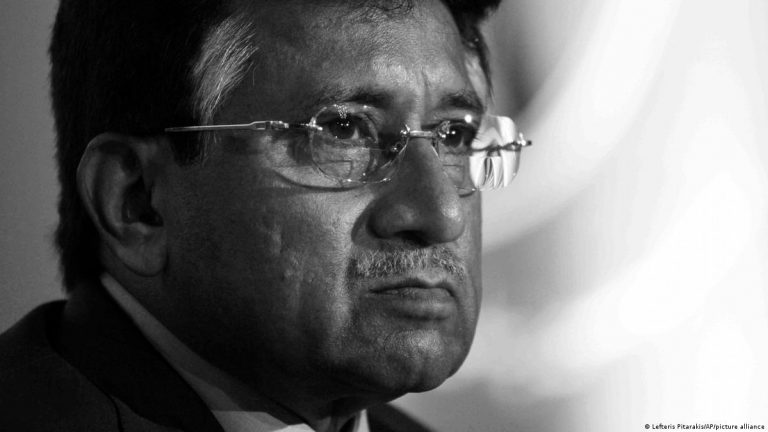 Mii de pakistanezi au asistat la funeraliile lui Pervez Musharraf