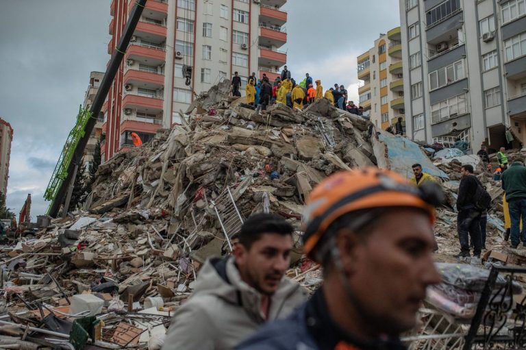 Peste 50.000 de clădiri s-au prăbuşit sau sunt grav avariate în urma celor două seisme din Turcia