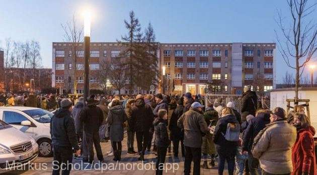 Sute de nemţi au protestat împotriva planului de ridicare a unui adăpost pentru refugiaţi în nord-estul ţării