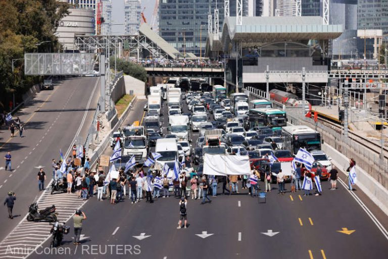 Protestatarii israelieni AU BLOCAT principala autostradă dintre Tel Aviv şi Ierusalim