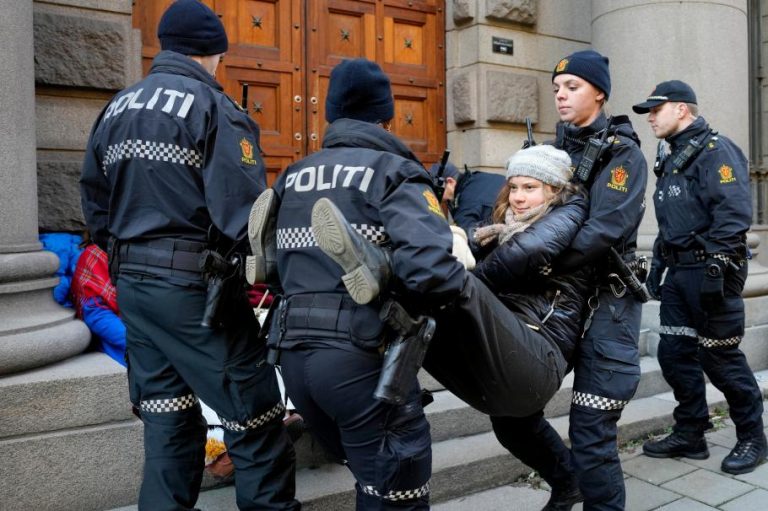 Greta Thunberg a fost reţinută de poliţie în timpul unei demonstraţii la Oslo