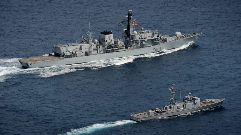 Marina militară britanică a confiscat arme iraniene de contrabandă în Golful Oman