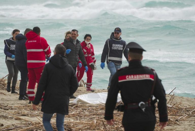 Autorităţile italiene suspectează o posibilă întârziere a salvatorilor în naufragiul soldat cu 68 de morţi1