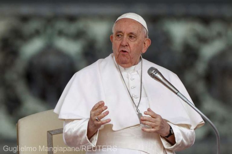 Papa Francisc nu a participat la procesiunea din Vinerea Mare, el urmârind-o din Casa Santa Marta