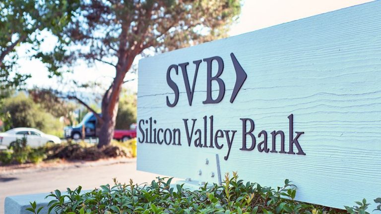 Grupul care deţine Silicon Valley Bank a solicitat să intre sub protecţia falimentului