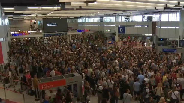 Cozi imense de pasageri în cele două mari aeroporturi pariziene