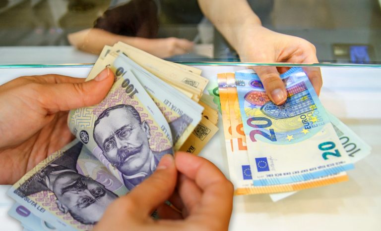 Salariul minim brut din România crește de luni, 1 iulie. Câți bani vor lua în mână angajații
