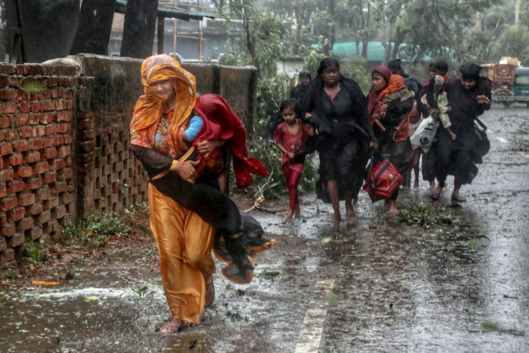 Un ciclon puternic ar urma să lovească joi vestul Indiei şi sudul Pakistanului
