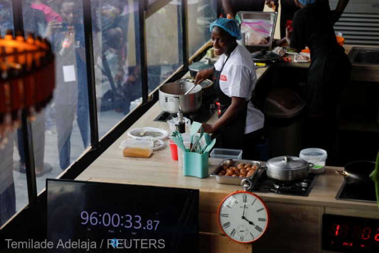 După 100 de ore de gătit non-stop, o femeie din Nigeria vrea să stabilească un nou record mondial