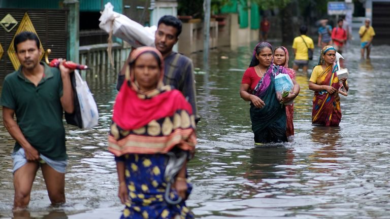 Peste 40.000 de persoane au fost evacuate în India şi Pakistan înainte de sosirea ciclonului Biparjoy