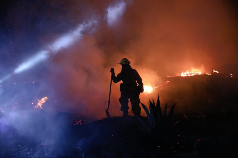 Incendiul de vegetaţie din Calfornia a provocat moartea unui om