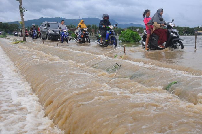 Ciclonul Cempaka a făcut ravagii. Zeci de oameni au murit pe insula Java