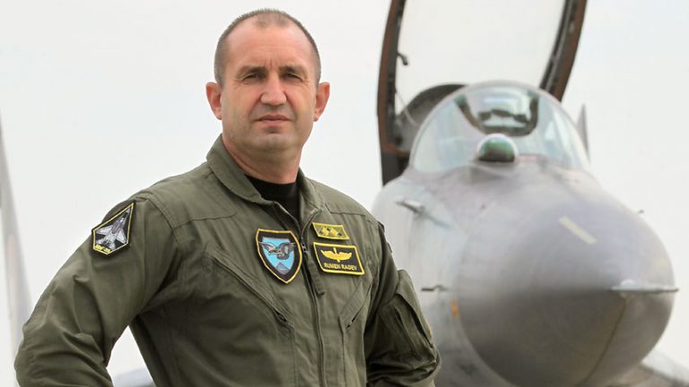 Preşedintele bulgar Radev se opune prin veto achiziţionării avioanelor de luptă americane F-16