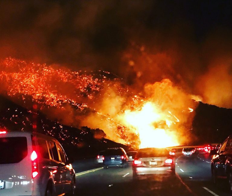 Incendiul catastrofal din California se îndreaptă către aşezările pitoreşti din zona de coastă