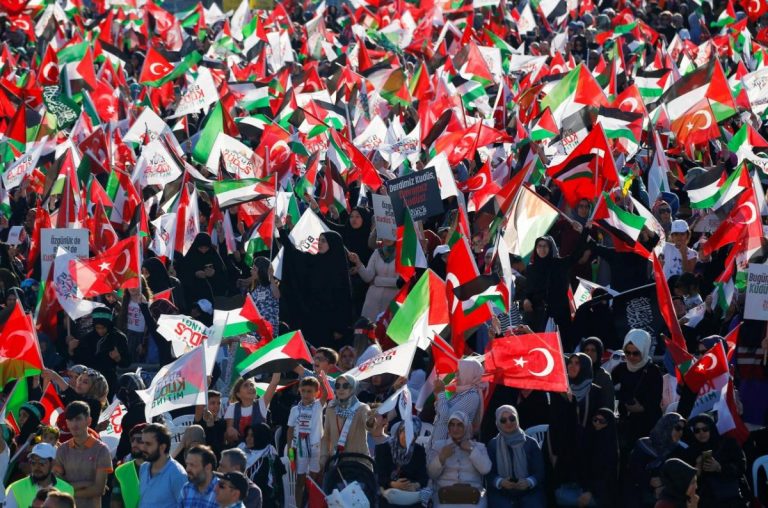 Zeci de mii de persoane au manifestat în mai multe ţări arabe şi musulmane în semn de protest faţă de decizia lui Donald Trump privind Ierusalimul