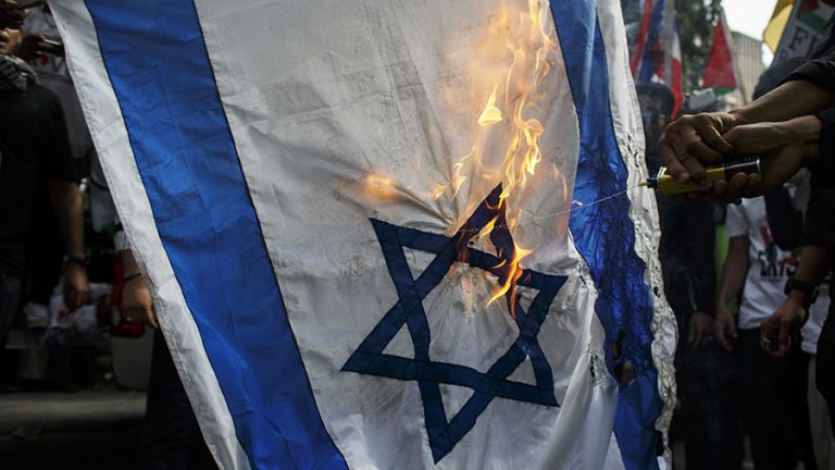 Berlinul condamnă ferm arderea steagurilor insraeliene la mitingurile palestinienilor – VIDEO
