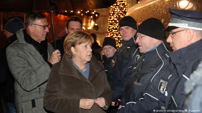 Angela Merkel a vizitat târgul de Crăciun din Berlin, lovit anul trecut de un atac terorist