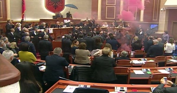 Parlamentul albanez s-a transformat în peluză de ultraşi. Deputaţii de dreapta au aruncat cu fumigene