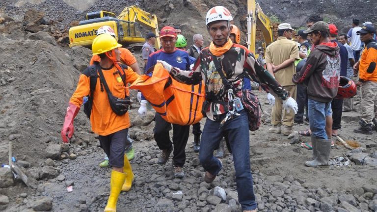 Opt mineri au murit pe versantul unui vulcan din Indonezia – FOTO