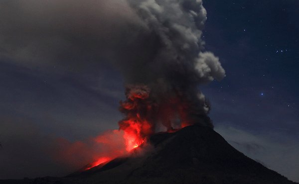 Vulcanul Sinabung din provincia indoneziană Sumatra de Nord a expulzat o coloană de cenuşă până la 4.500 de metri altitudine