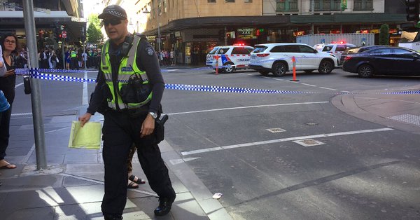 O maşină a intrat în pietoni la Melbourne. Şoferul a acţionat în mod deliberat