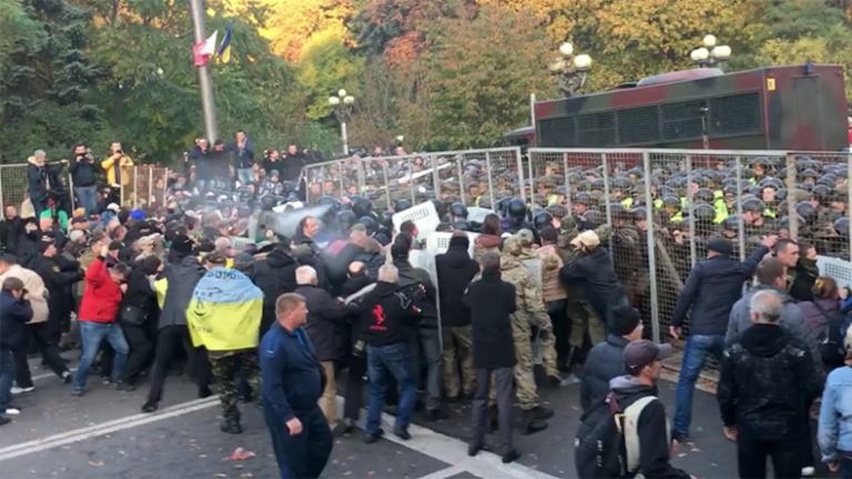 Poliţia intervine în forţă pentru dispersarea mulţimii din Kiev – VIDEO