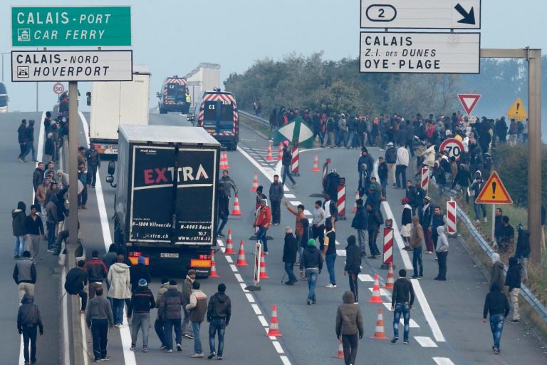 Cel puţin 18 persoane rănite în ciocniri între forţele de ordine şi migranţi în nordul Franţei