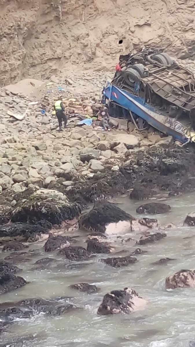 48 de oameni au murit după ce autocarul lor a căzut în mare de la 100 de metri – FOTO
