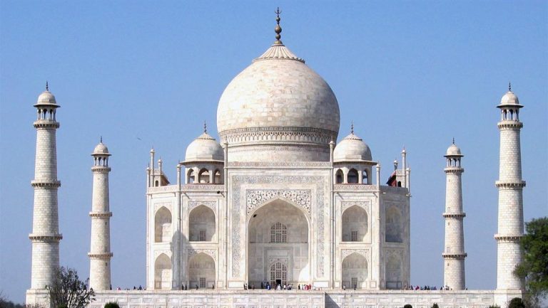 Taj Mahal începe să capete nuanţe galbene şi verzi din cauza efectelor poluării în oraşul indian Agra