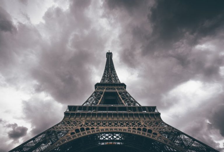 Turnul Eiffel, protejat de un perimetru de securitate pentru prevenirea atacurilor teroriste