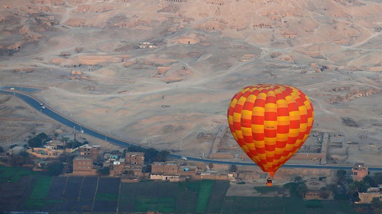 Un balon cu aer cald s-a prăbuşit în Egipt. Există mai multe victime! – FOTO