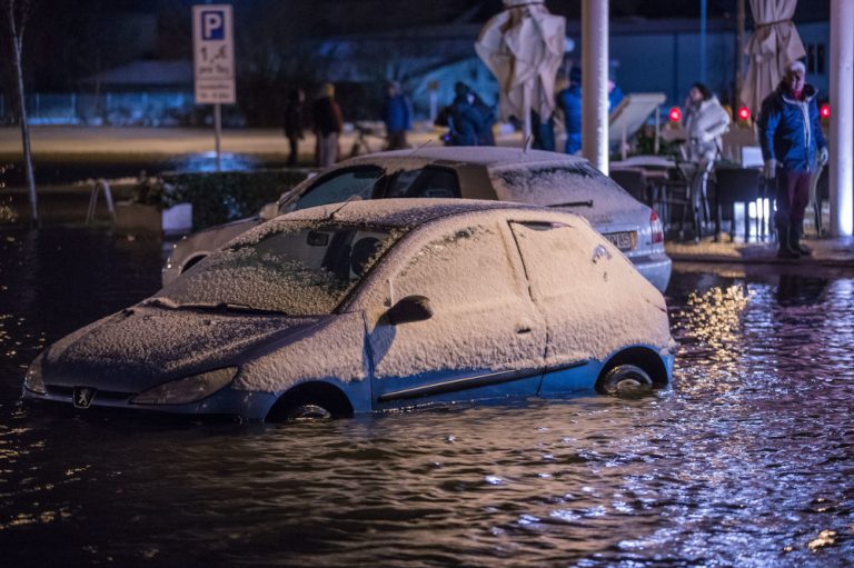 Inundaţiile şi alunecările de teren fac ravagii în sudul Germaniei. Meteorologii anunţă ploi torenţiale