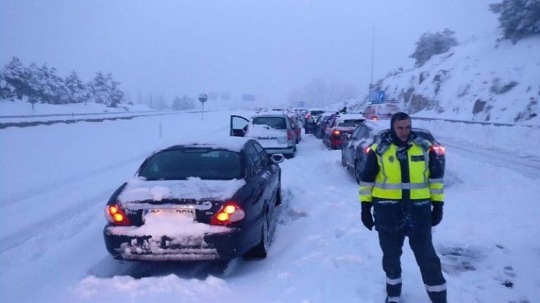 Mii de oameni au rămas blocaţi în maşini din cauza ninsorilor care au afectat centrul Spaniei