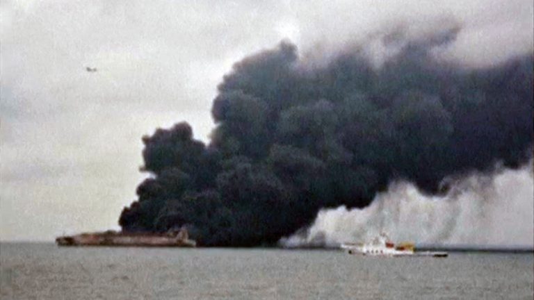 Risc major de EXPLOZIE pe petrolierul în flăcări din largul coastelor chineze – VIDEO